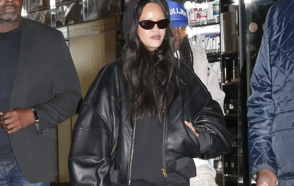 ريهانا Rihanna تحمل حقيبة من سيلين Celine- الصورة من العلامة