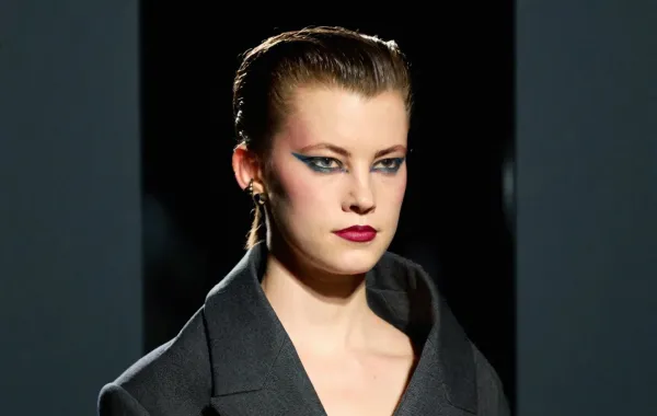 الكحل والظلال الزرقاء من أبرز صيحات مكياج العيون في 2026.. كيف يعيدان تعريف جمال عينيكِ؟ 