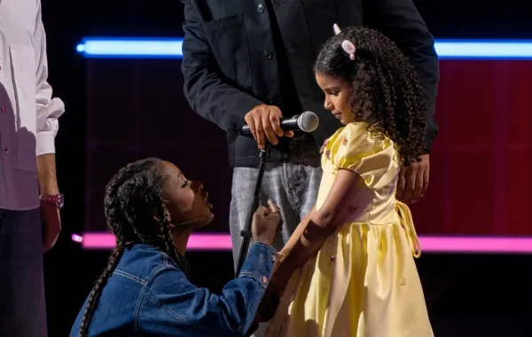 داليا مبارك تواسي الطفلة حور بعد بكائها - الصورة سكرين شوت من الحلقة الثانية