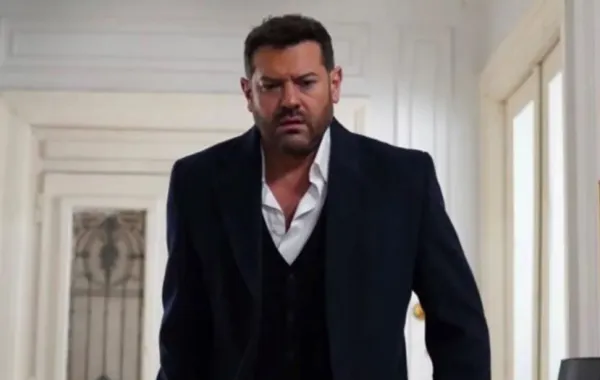 عمرو يوسف في كواليس مسلسل الفرنساوي - الصورة من حساب منصة يانغو بلاي على إنستغرام