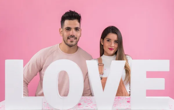 لغة الحب هي طرق جوهرية لفهم احتياجات الشريك العاطفية والتعبير عن المشاعر بفعالية - المصدر: freepik