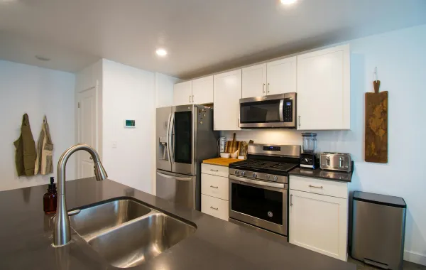 مطبخ حديث مع سلة قمامة معدنية