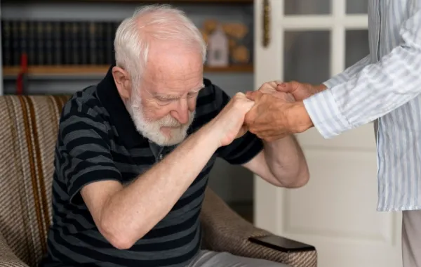 شهد الشلل الرعاش تطورًتا علاجيًا في السنوات الأخيرة - المصدر freepik