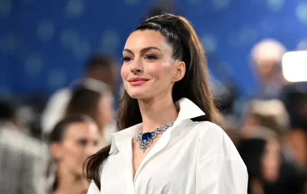 آن هاثاواي في حفل Met Gala في متحف متروبوليتان للفنون في نيويورك (Anne Hathaway at 2025 Met Gala at the Metropolitan Museum of Art in New York). مصدر الصورة: ANGELA WEISS / AFP