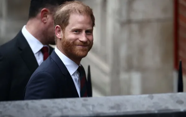 الأمير هاري خارج المحاكم الملكية، المحكمة العليا في بريطانيا، في لندن (Prince Harry outside the The Royal Courts of Justice, Britain's High Court, in London). مصدر الصورة: byHENRY NICHOLLS / AFP
