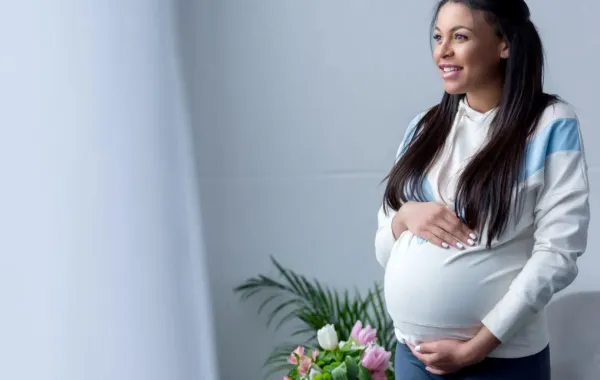 صورة لحامل في شهورمتقدمة وكبر حجم البطن