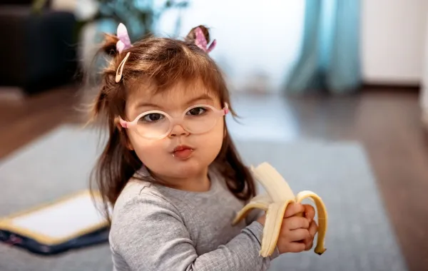 صورة طفلة تأكل موزة