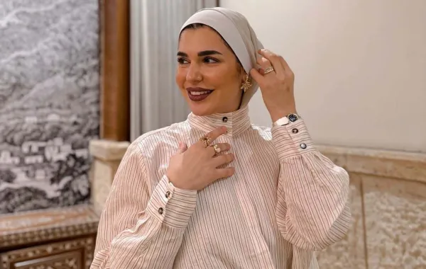 أجمل 5 لفات حجاب مناسبة للنساء العاملات.. جربيها بأسلوب مدونات الموضة 