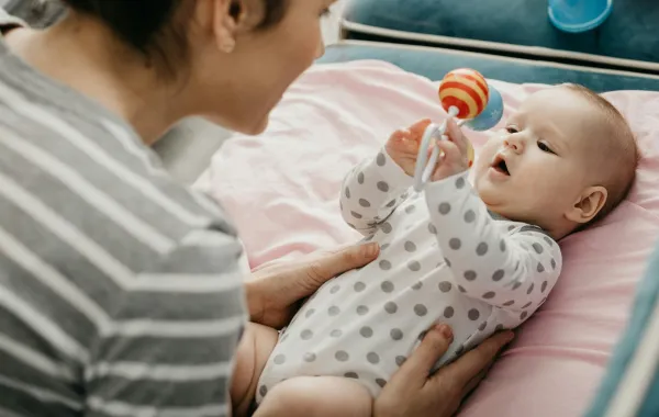 صورة لأم تتحدث مع طفلها