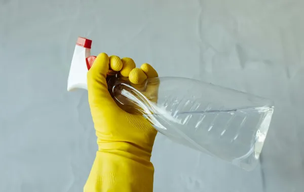 تنظيف المنزل بمنظف منزلي الصنع