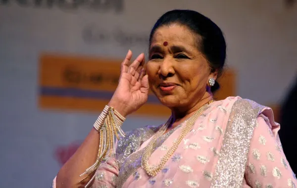 آشا بوسلي في مومباي (Asha Bhosle in Mumbai). مصدر الصورة: STRDEL / AFP