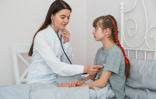 صورة لطبيبة تكشف على طفلة