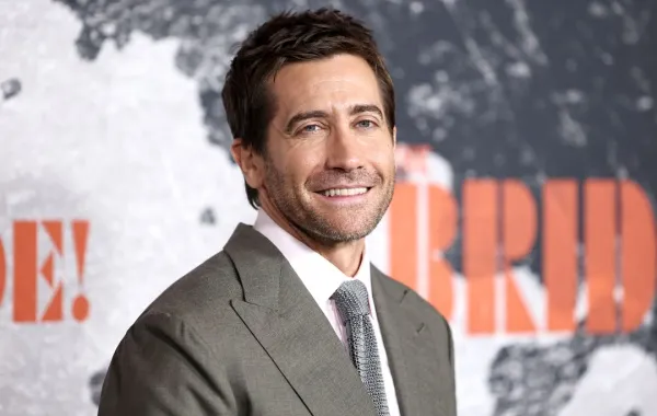 جيك جيلنهال Jake Gyllenhaal (Photo by Jamie McCarthy / GETTY IMAGES NORTH AMERICA / Getty Images via AFP)