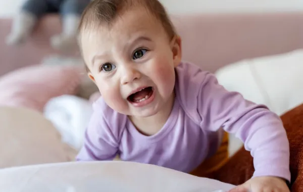 صورة لطفل يعاني من ألم التسنين