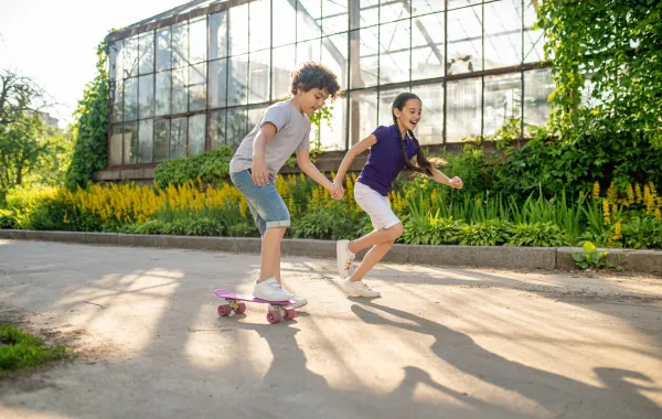 صورة لأطفال يلعبون