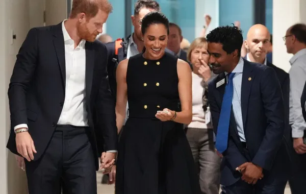 الأمير هاري وزوجته ميغان في مستشفى الأطفال الملكي في ملبورن (Prince Harry and his wife Meghan at the Royal Children's Hospital in Melbourne). مصدر الصورة: Jonathan Brady / POOL / AFP
