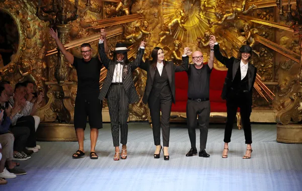 ماربيسا هينيك Marpessa Hennink، دومينيكو دولتشي Domenico Dolce، مونيكا بيلوتشي Monica Bellucci، ناعومي كامبل Naomi Campbell، وستيفانو غابانا Stefano Gabbana، في ختام عرض دولتشي أند غابانا Dolce & Gabbana، في ميلانو، لربيع وصيف 2019. -مصدر الصورة: Andreas Rentz/Getty Images