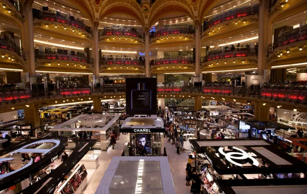 متجر Galeries Lafayette في جادة Boulevard Haussman، في باريس (Oliver Strewe / Getty Images)