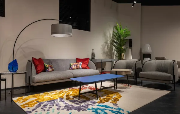 غرفة معيشة مودرن مؤثثة بكنب باللون الرمادي