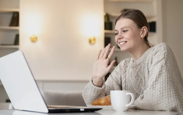 الصداقة الإلكترونية: هل يمكن أن تكون أصدق من الواقع؟ الصورة من موقع Freepik