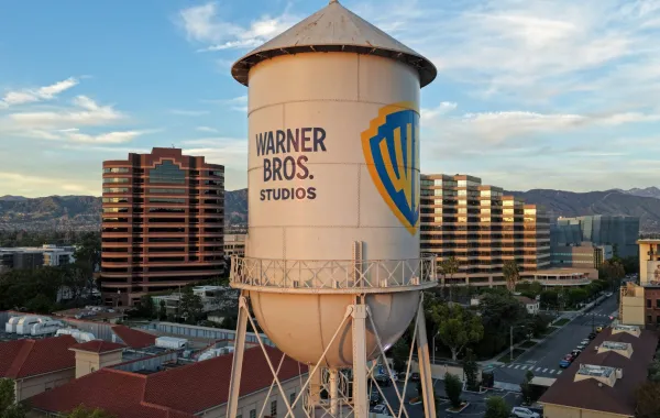 شعار شركة وارنر بروس في بوربانك، كاليفورنيا (Warner Bros. logo in Burbank, California). مصدر الصورة: Mario Tama/Getty Images/AFP