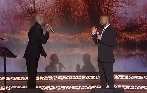 أحمد سعد وتامر عاشور- الصورة من شاشة عرض حفل ليلة الدموع