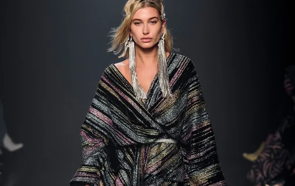 هايلي بيبر في عرض زاديغ أند فولتير -الصورة من Launchmetrics/Spotlight©