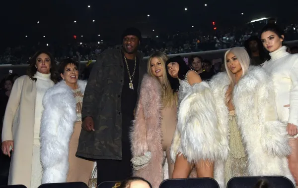 (من اليسار إلى اليمين) كايتلين جينر، وكريس جينر، ولامار أودوم، وكلوي كارداشيان، وكايلي جينر، وكيم كارداشيان، وكيندال جينر- مصدر الصورة Photo by JAMIE MCCARTHY / GETTY IMAGES NORTH AMERICA / GETTY IMAGES VIA AFP