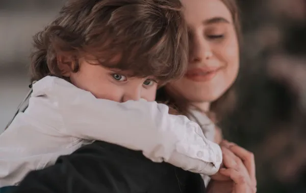 لماذا يكون الطفل خجولاً وكيف تتشكل شخصيته؟ 