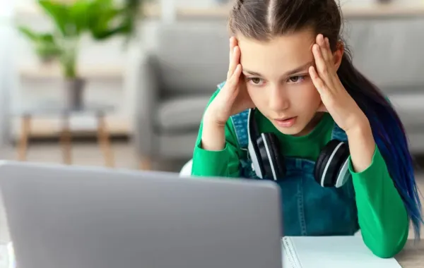 صورة تعبر عن قلة تركيز تلميذة في الدراسة