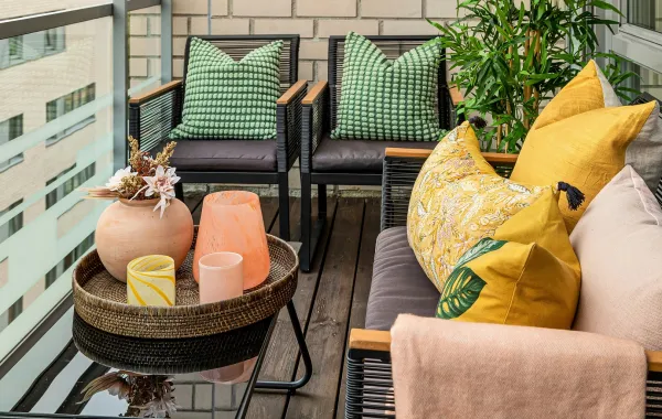 ديكور بلكونة صغيرة جذابة بألوانها