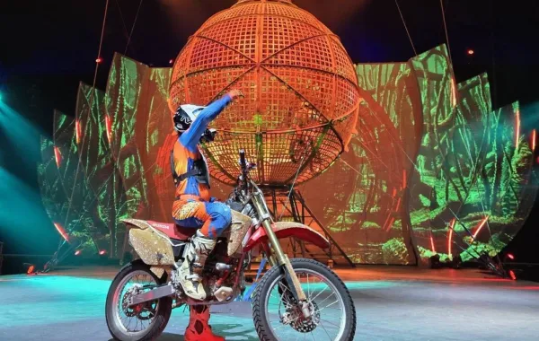 سيرك بلوما في جدة.. تجربة ترفيهية وعرض مبهر يمزج الخيال بالبهلوانيات 
