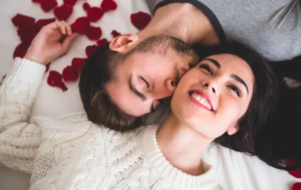 زجة تتدلل على زوجها