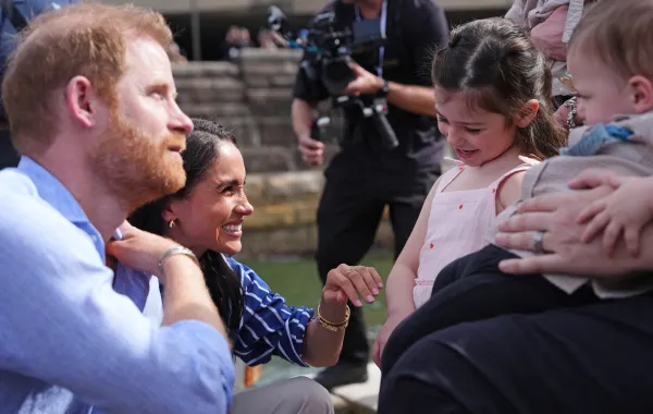 الأمير هاري Prince Harry وميغان دوقة ساسكس Meghan, the Duchess of Sussex، في ميناء سيدني في 17 أبريل 2026 - مصدر الصورة: Jonathan Brady / POOL / AFP