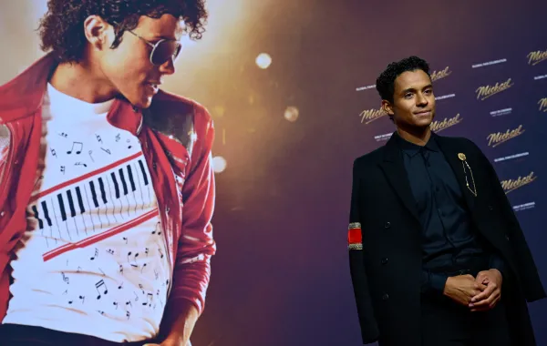 جعفر جاكسون Jaafar Jackson في العرض الافتتاحي لفيلم "Michael"  في برلين 10 أبريل 2026 - مصدر الصورة: JOHN MACDOUGALL / AFP