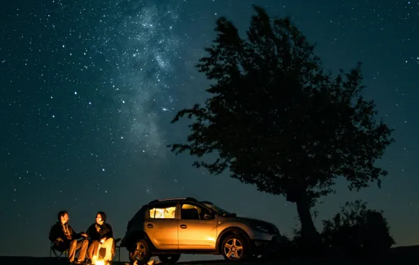 خطيبان يستمتعان بقضاء لحظات طيبة في المساء