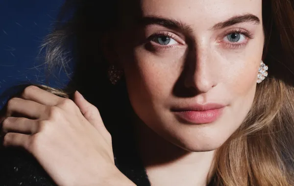 ساعة Lady Retrouvailles Célestes من فان كليف أند آربلز Van Cleef & Arpels بعدسة Arnaud Lajeunie واخراج ابداعي Gaspard Yurkievich-و-Guido Voss - الصورة من العلامة 