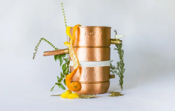 تصميم لأداة تقطير تقليدية تُستخدم لاستخراج ماء الزهر وماء الورد الطبيعي