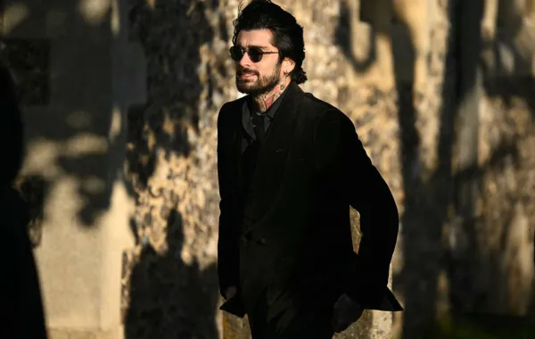 زين مالك في أميرشام، غرب لندن (Zayn Malik in Amersham, west of London). مصدر الصورة: JUSTIN TALLIS / AFP