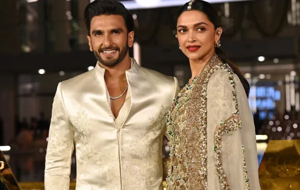 رانفير سينغ وديبيكا بادوكون في مومباي (Ranveer Singh and Deepika Padukone in Mumbai). مصدر الصورة: SUJIT JAISWAL / AFP