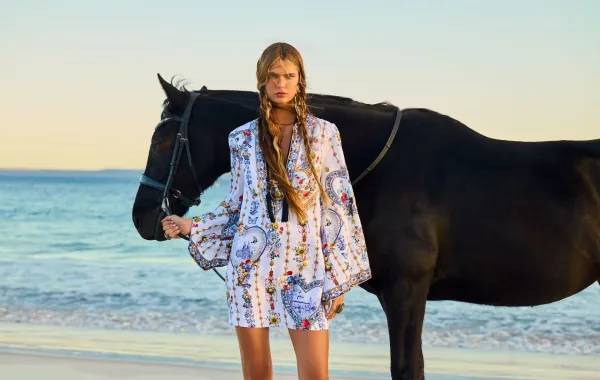 لا تسافري من دونهما.. الحرير والكتان سر إطلالاتك الأنيقة في الرحلات لأي وجهة 