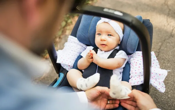 صورة لطفلة رضيعة بصحبة والدها