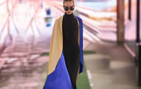 استوحي موديلات عبايات شبابية خفيفة مقاومة للحرارة من منصات العروض 