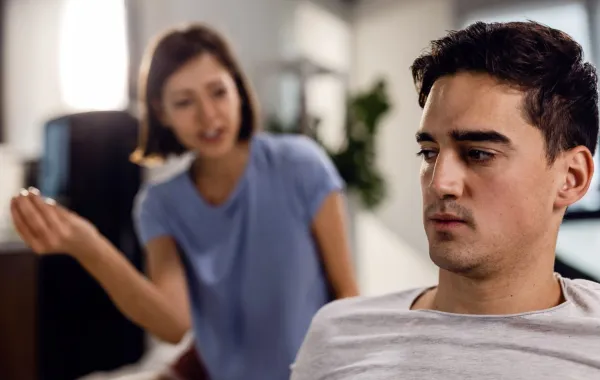 زوجة تتشاجر مع زوجها