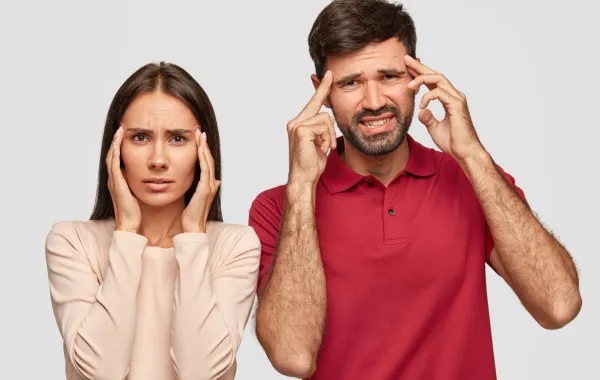 خطيبان يضعان يدهما على رأسهما علامة على الضيق  