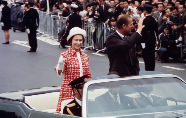 الملكة اليزابيث الثانية Queen Elizabeth II مع زوجها دوق أدنبرغ الأمير فيليب Prince Philip في اليابان عام 1975- (مصدر الصورة PANASIA / AFP)