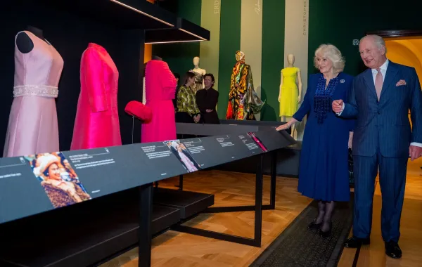 الملك تشارلز King Charles  والملكة كاميلا Queen Camilla في معرض الملكة إليزابيث حياتها بأناقة. مصدر الصورة: AARON CHOWN / POOL / AFP