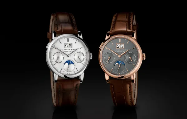 ساعات SAXONIA ANNUAL CALENDAR من من إيه. لانج أند صونه A. Lange & Söhne -الصورة من العلامة 