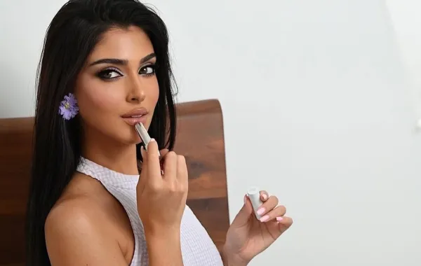 من تكبير العيون إلى تصغير الأنف.. حيل مكياج ذكية تغيّر ملامحكِ في دقائق 