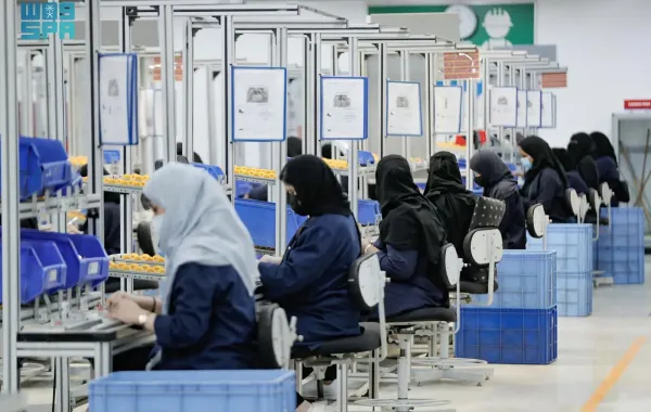  يمثل يوم 21 أبريل محطة مفصلية للمرأة كشريك رئيسي في عالم الصناعة (الصورة من واس)